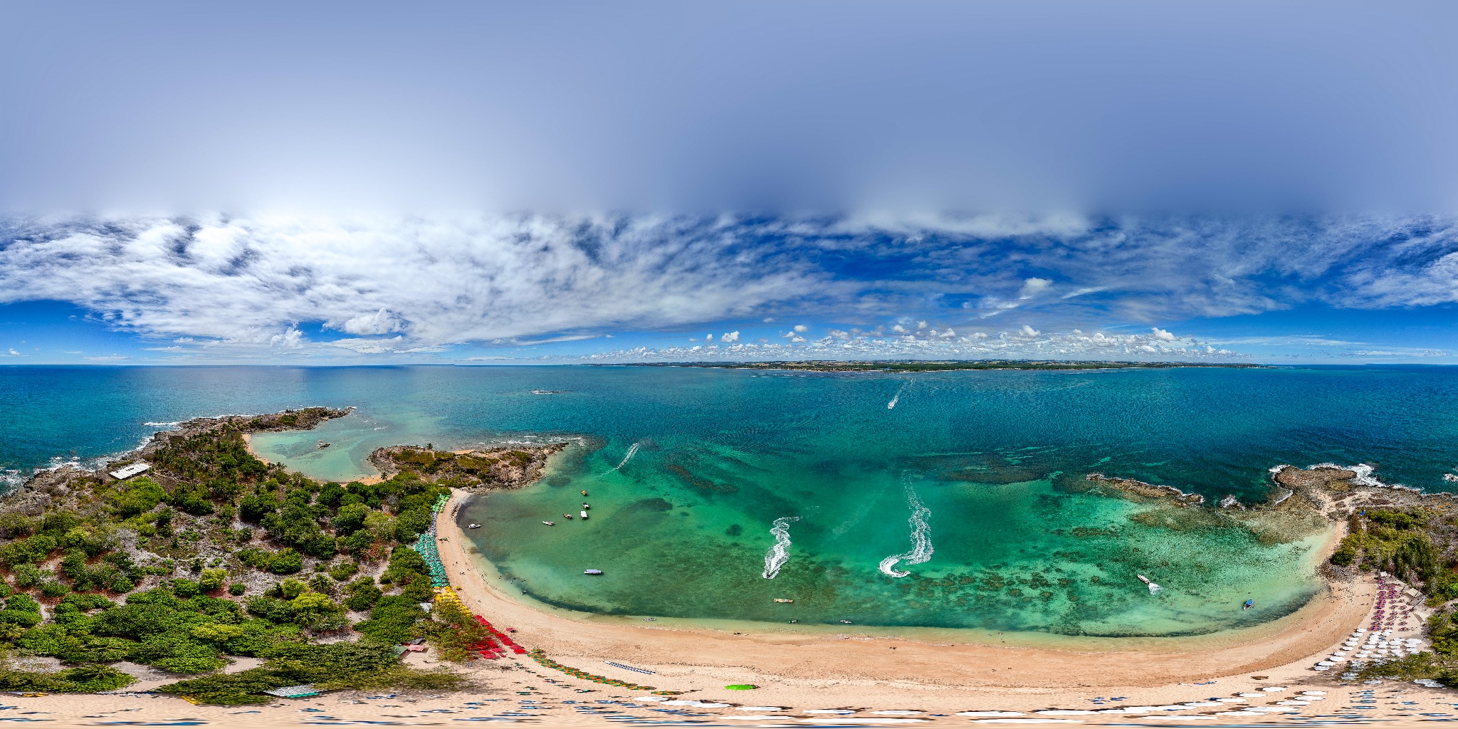 Panorama aéreo em 360 graus da Ilha de Santo Aleixo, com praias, piscinas naturais e o continente ao fundo