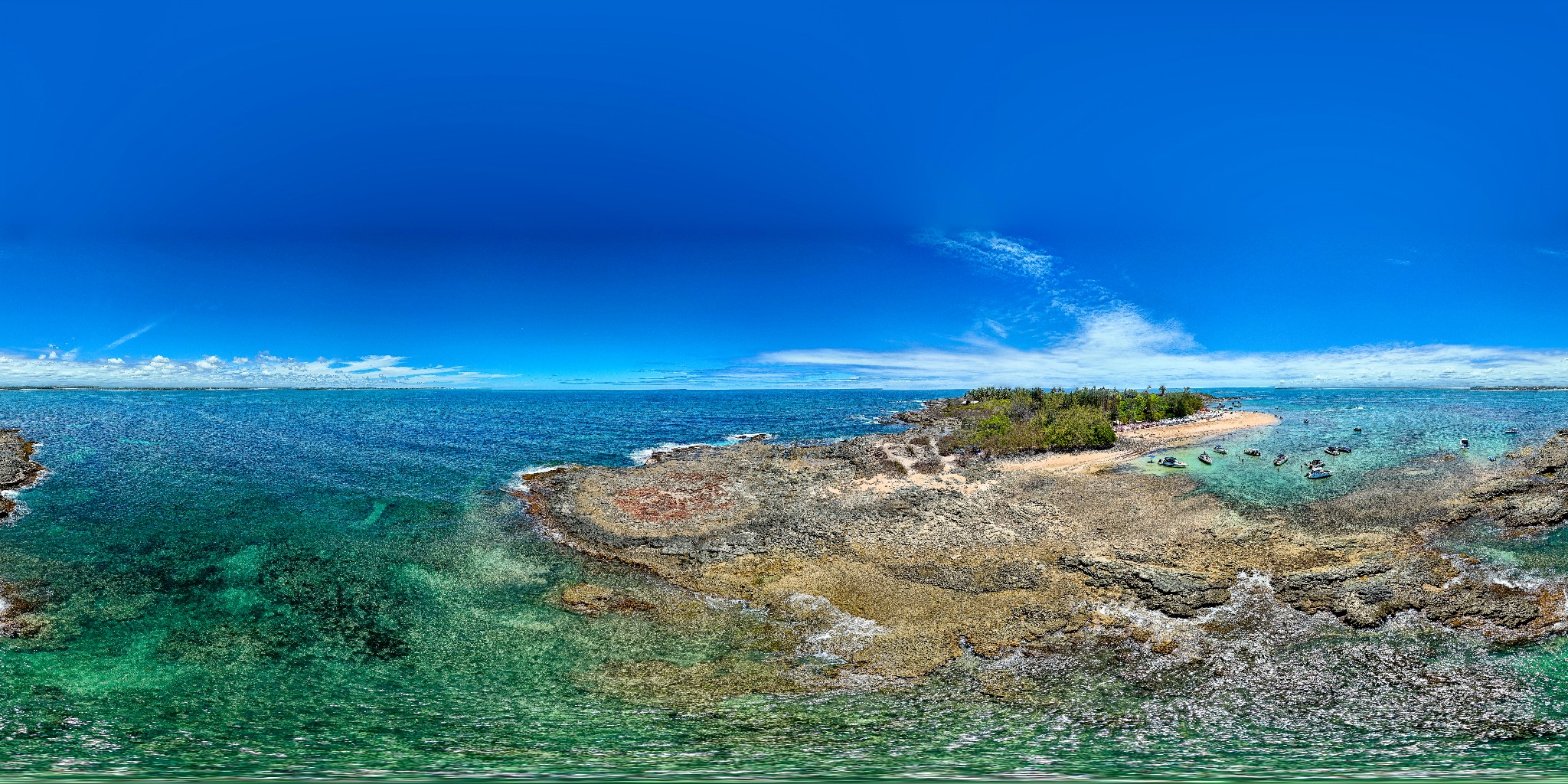 Panorama aéreo em 360 graus do costão rochoso e da enseada da Ilha de Santo Aleixo